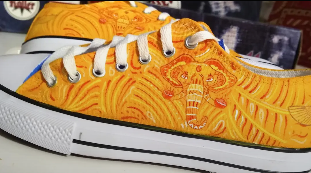 zapatilla de Indu pintada a mano